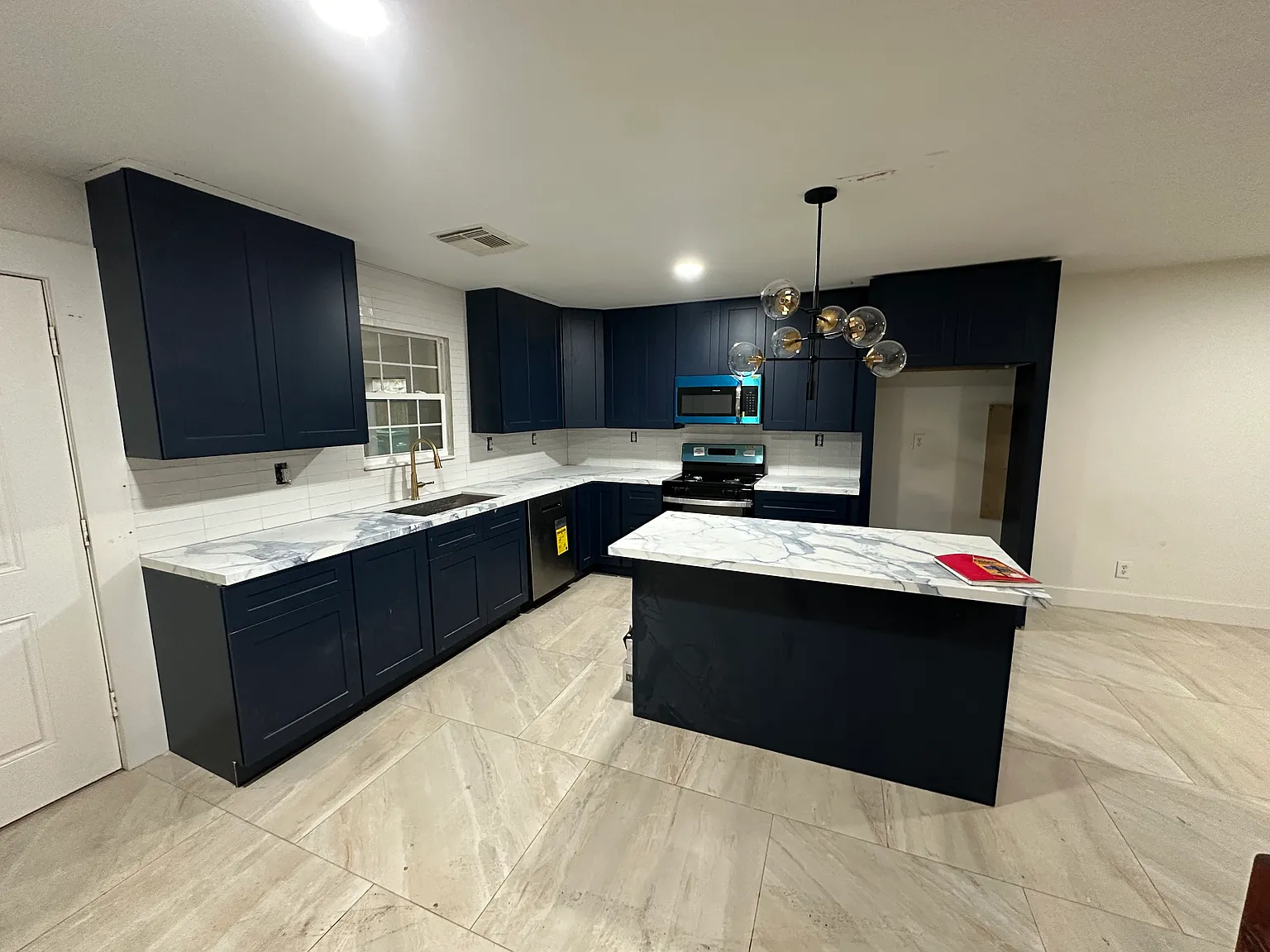 5 bed, 2820 sqft, $2,200 — Photo 3