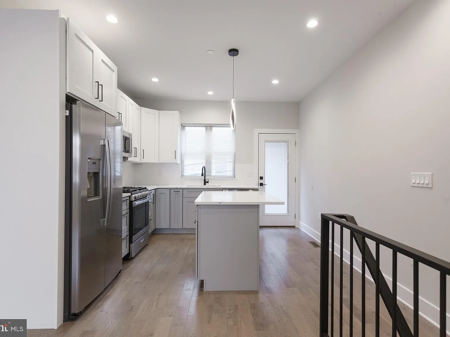 4 bed, 1900 sqft, $2,400 — Photo 2