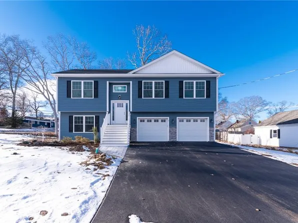 2 Pembroke Ln, Coventry, RI 02816