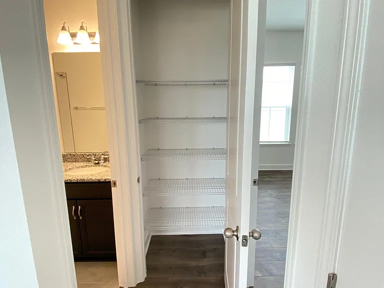 Linnen closet. Bathroom to the left, main room to the right.