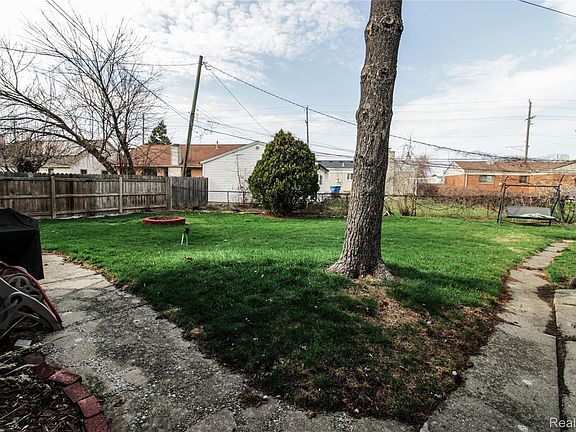 5th image of 32792 Ridgefield Ave