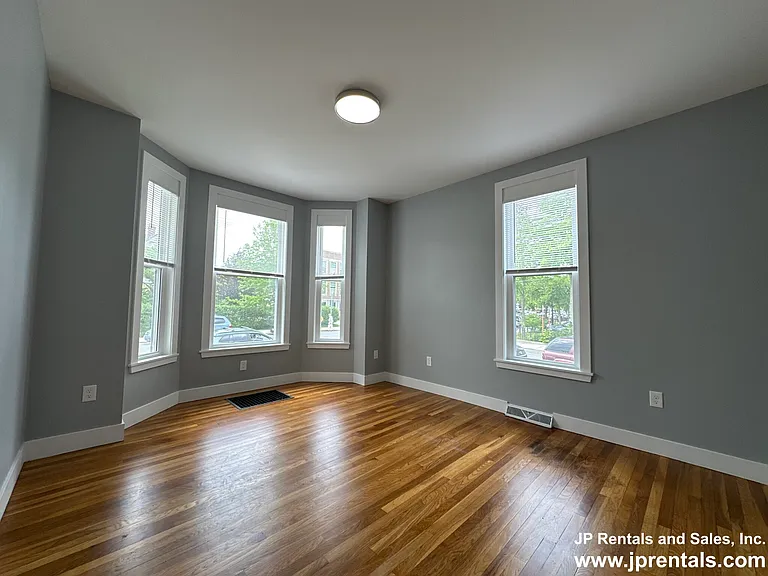 512 Centre St #1 — Photo 4