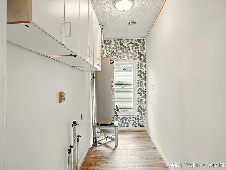 850 E Moses St — Photo 10
