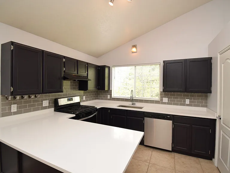 572 E Thatcher Way — Photo 4