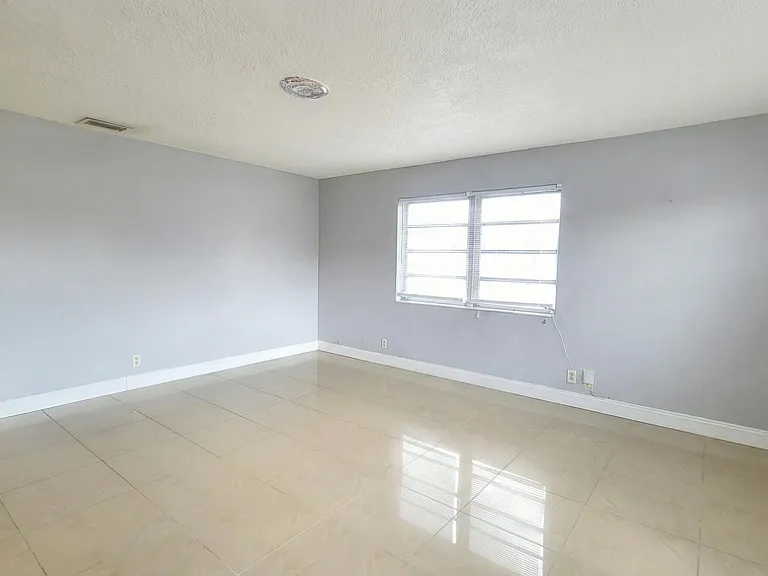 1821 NE 56th St #4 — Photo 2
