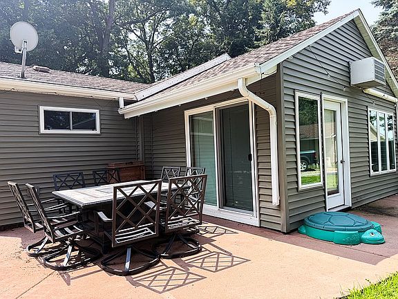 3rd image of 3 Shoreview Ln