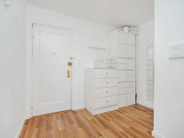 2821 Kings Highway image 4 of 22