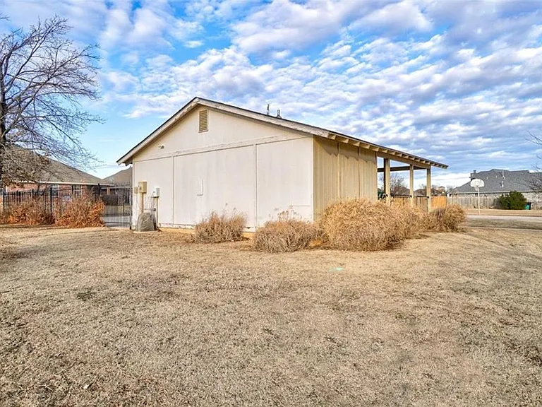 300 Glen Dr — Photo 38