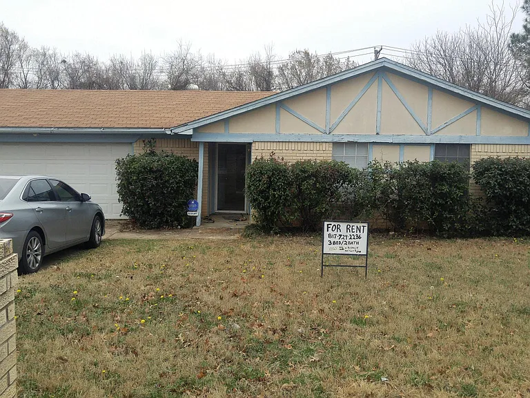 1029 Blue Carriage Ln N — Photo 1