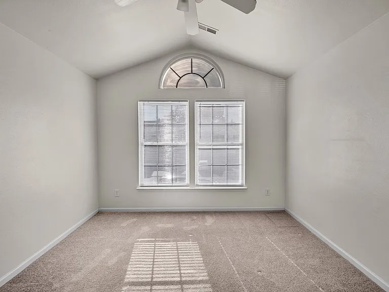 2322 Charing Cross Rd — Photo 21