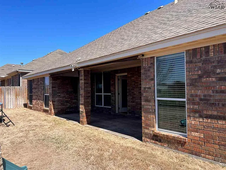 4928 Spring Hill Dr — Photo 3