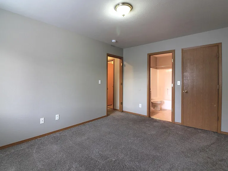 825 S Elm St — Photo 5