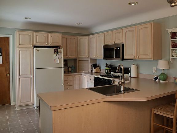 4th image of 1881 Evergreen St
