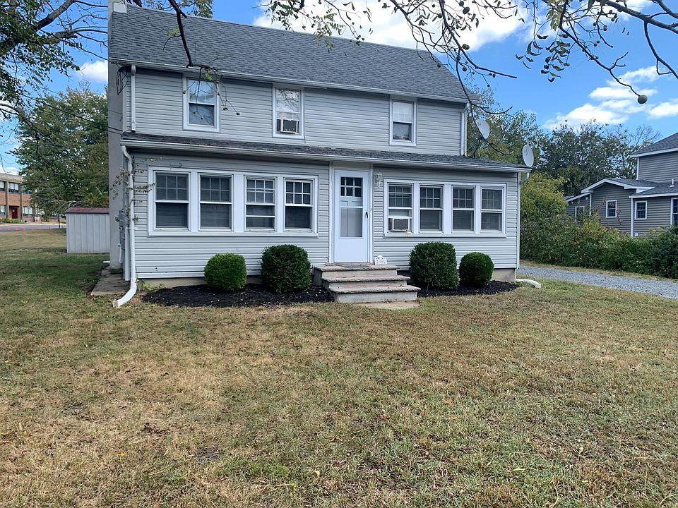 1st image of 721 Brookside Dr Floor 1