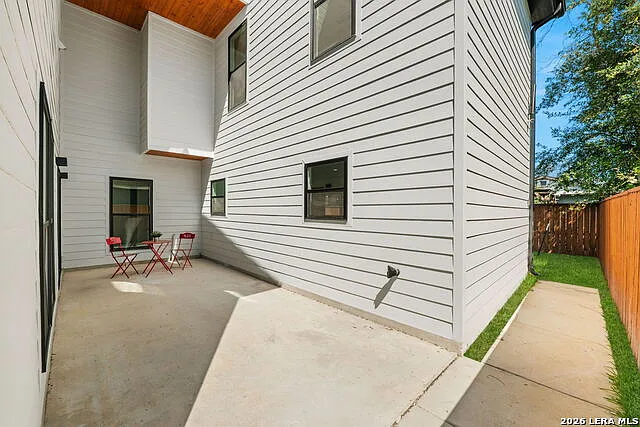 117 Carle Ave — Photo 36