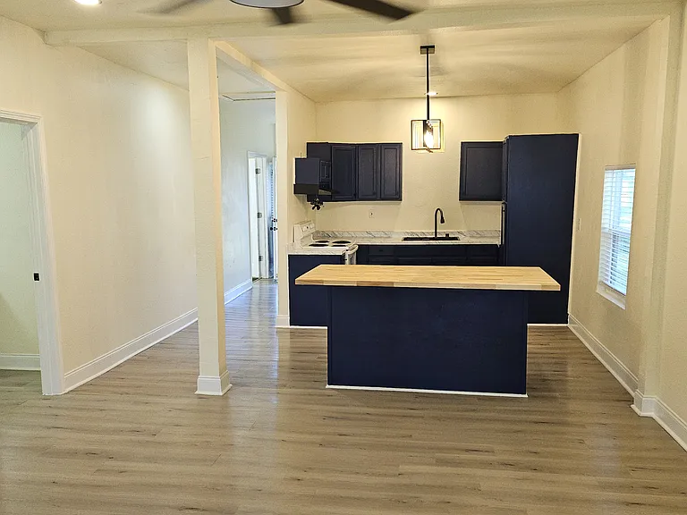 1025 Avenue E — Photo 1