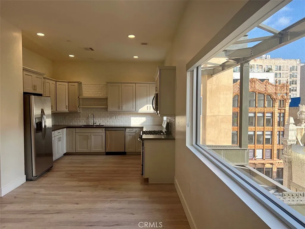 Studio, 714 sqft, $2,000 — Photo 3