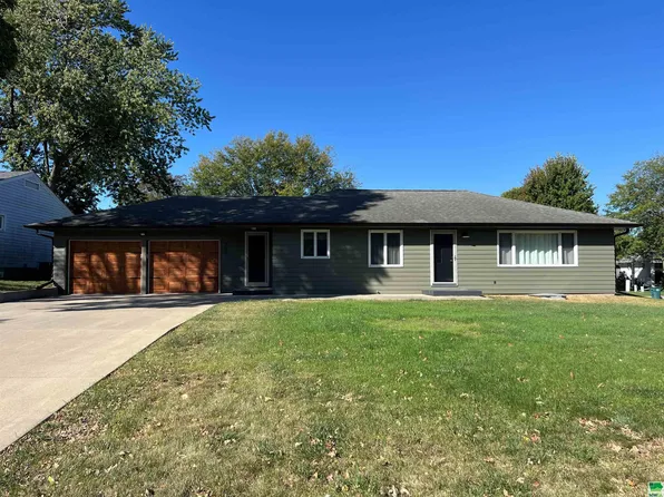 204 Iowa Ave SW, Orange City, IA 51041