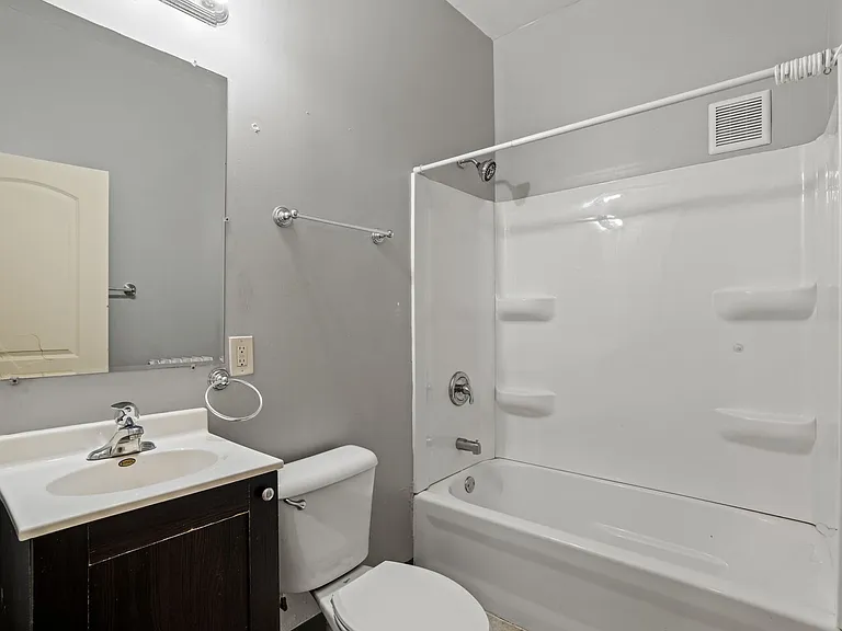 2933 N Maryland Ave — Photo 15
