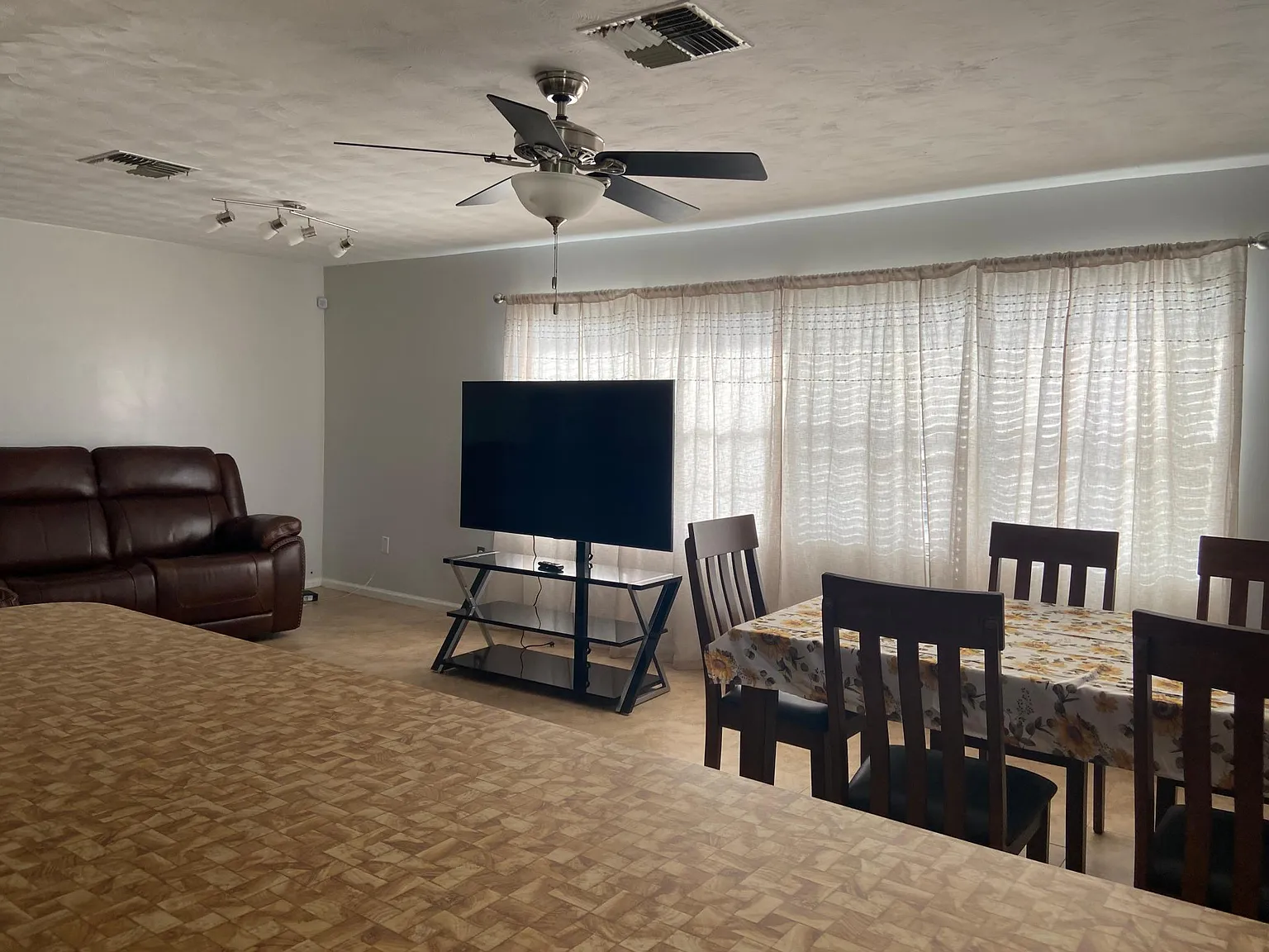 4 bed, 3132 sqft, $975 — Photo 2