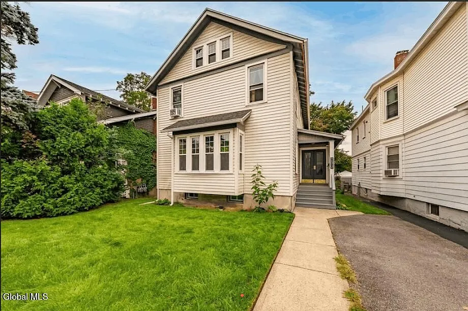 2 bed, 1.0 bath, 1060 sqft, $1,950 — Photo 1