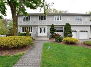 29 Brookside Cir, Marlboro, NJ 07746