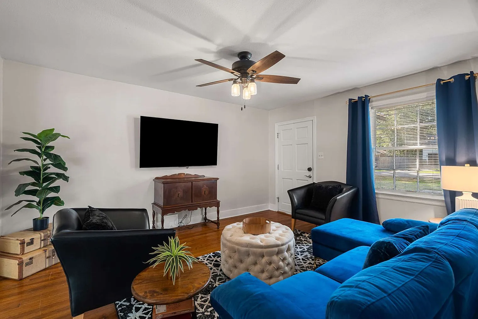 4 bed, 2.0 bath, 1528 sqft, $7,704 — Photo 2