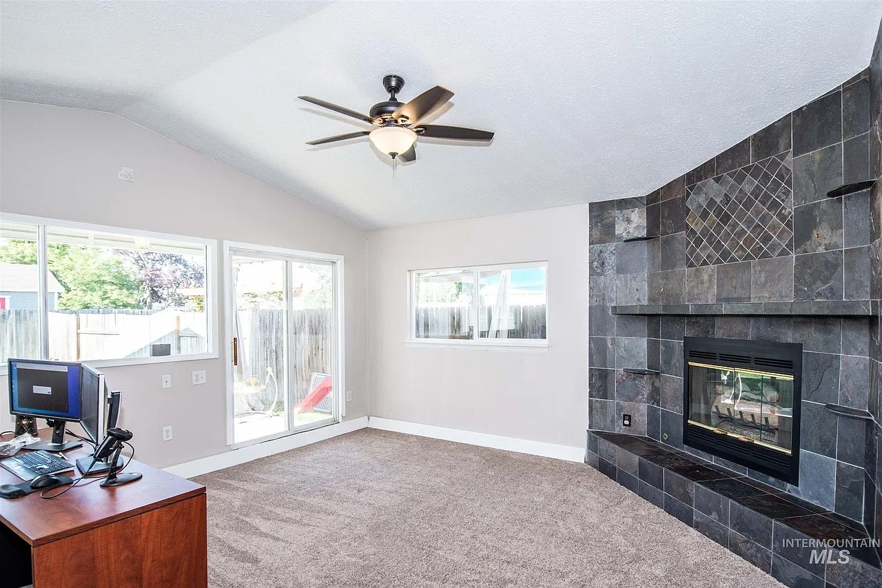 3 bed, 1699 sqft, $2,650 — Photo 4