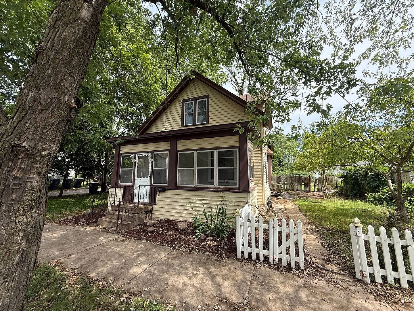 Spacious 4-Bedroom Home Close to Campus — Photo 1