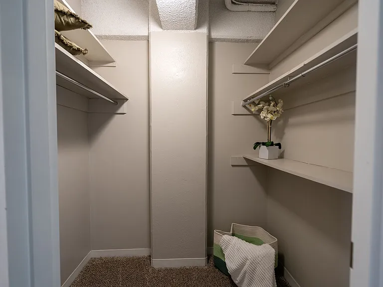 University Club Apartments — Photo 33