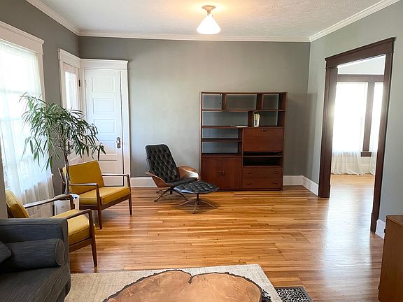3rd image of 1447 Larchmont Ave