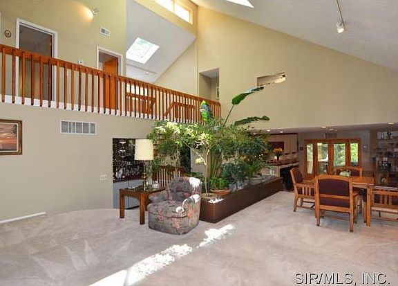 4th image of 33 Camelot Dr