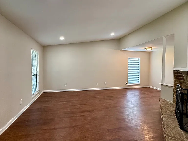 435 Clear Creek Ln — Photo 3
