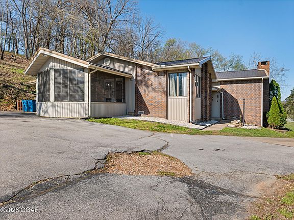 3rd image of 15363 Kentucky Rd
