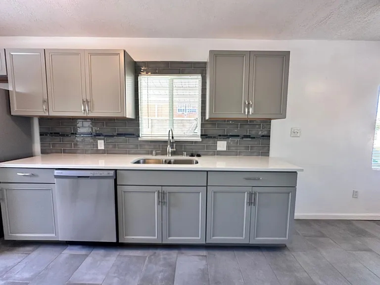 2120 La Veta Dr NE — Photo 5