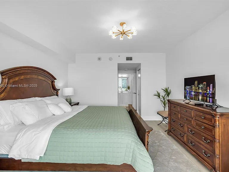 18100 N Bay Rd #709 — Photo 12