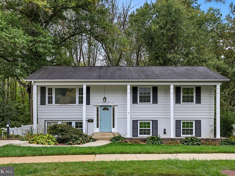 5023 King Richard Dr — Photo 1