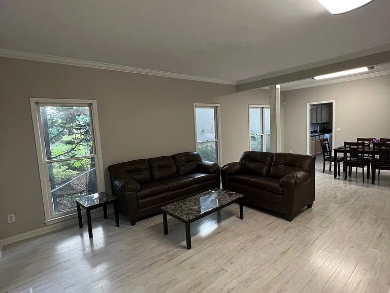 321 Maryland Ave — Photo 3