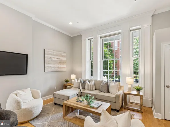 4 Governors Ct, Philadelphia, PA 19146