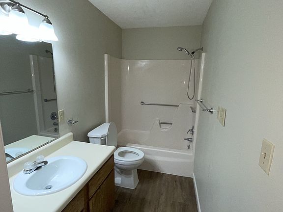 4th image of 805 Long St #120