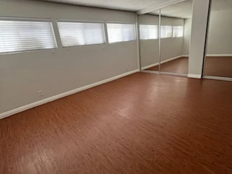 17440 Burbank Blvd — Photo 6