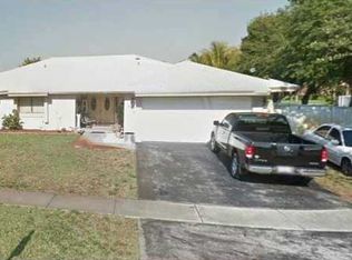 700 SW 98th Ter, Pembroke Pines, FL 33025