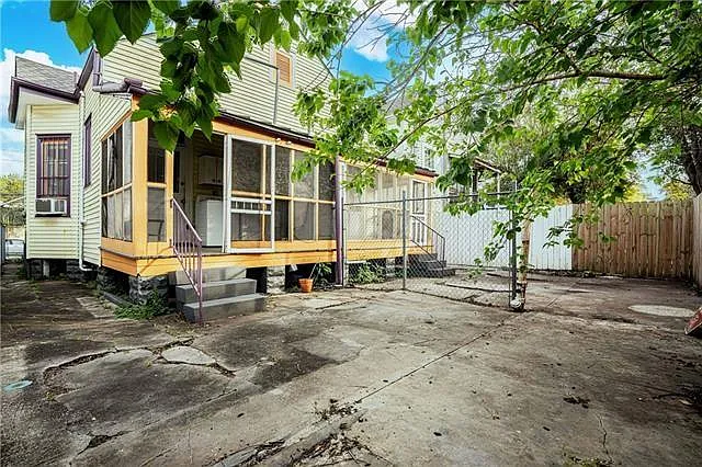 129 N Rendon St — Photo 11
