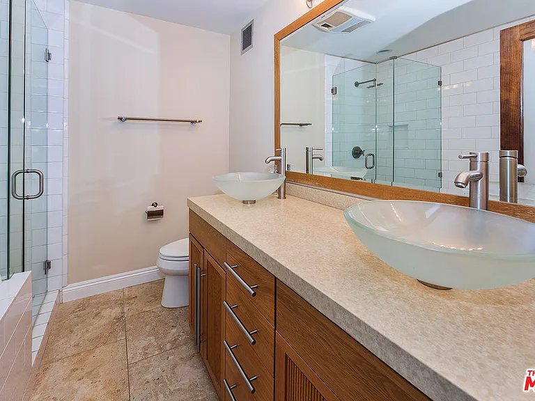 1037 N Vista St #301 — Photo 10