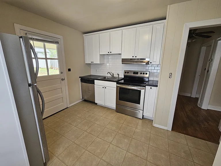 909 Rockland Ave — Photo 9