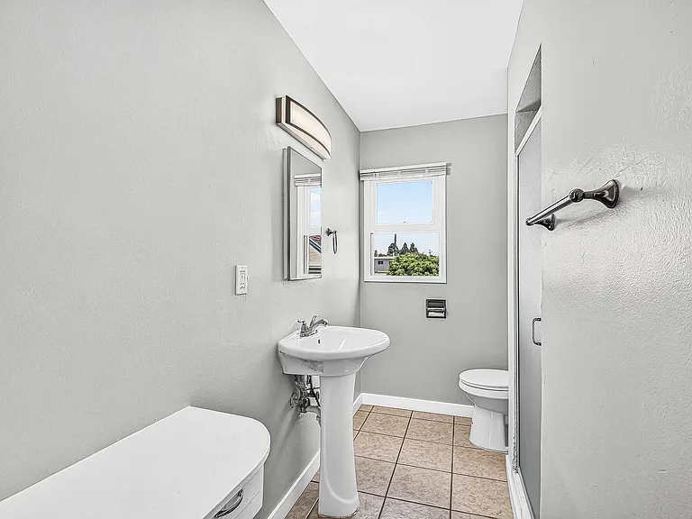 445 W 15th St — Photo 36