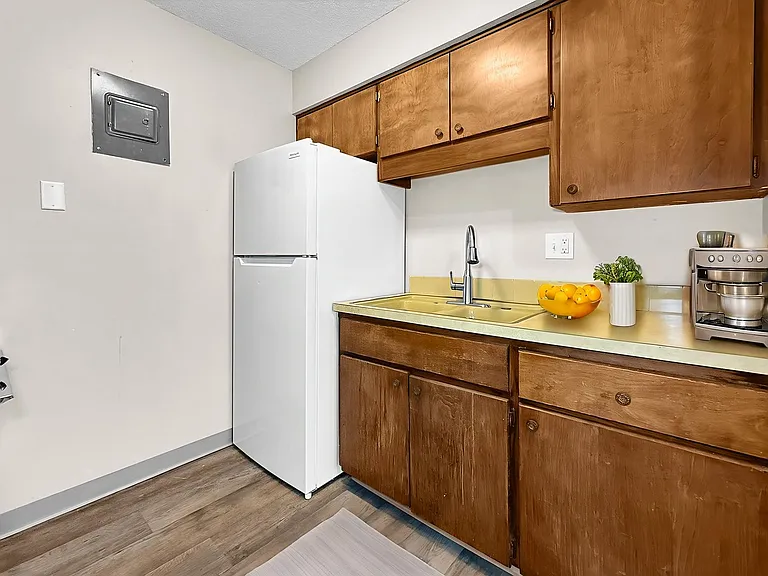 West Glen Apartments — Photo 18