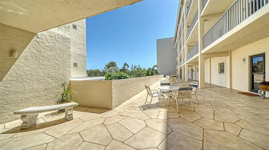 2 bed, 2.0 bath, 1389 sqft, $10,000 — Photo 4
