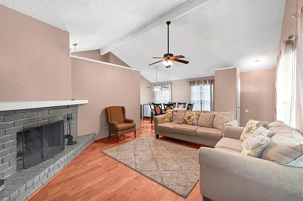 3 bed, 1.0 bath, 1196 sqft, $1,800 — Photo 4