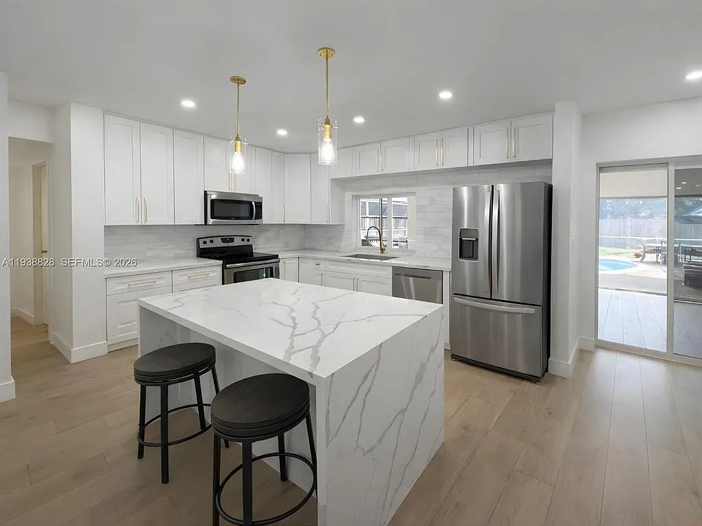 3 bed, 2.0 bath, 1756 sqft, $4,200 — Photo 2
